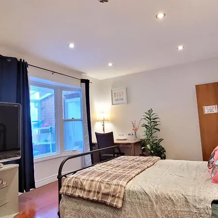 Mainfloor Spacious Room In Toronto Exterior photo