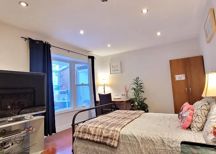 Mainfloor Spacious Room In Toronto
