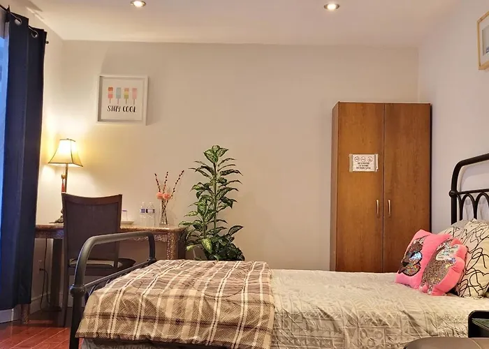 Mainfloor Spacious Room In Toronto